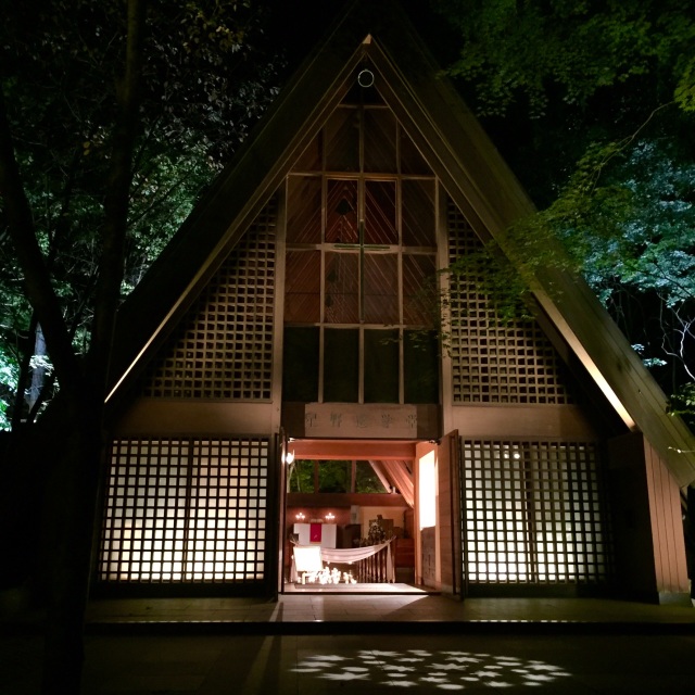 夜の教会もあたたかみがあって素敵で心が洗われます♡