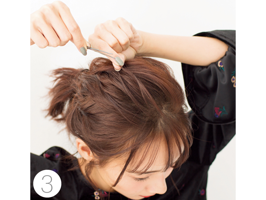 ベロアトップスには細三つ編みでまとめ髪 ボブでも冬映えヘアアレンジ Non No Web ファッション 美容 モデル情報を毎日お届け