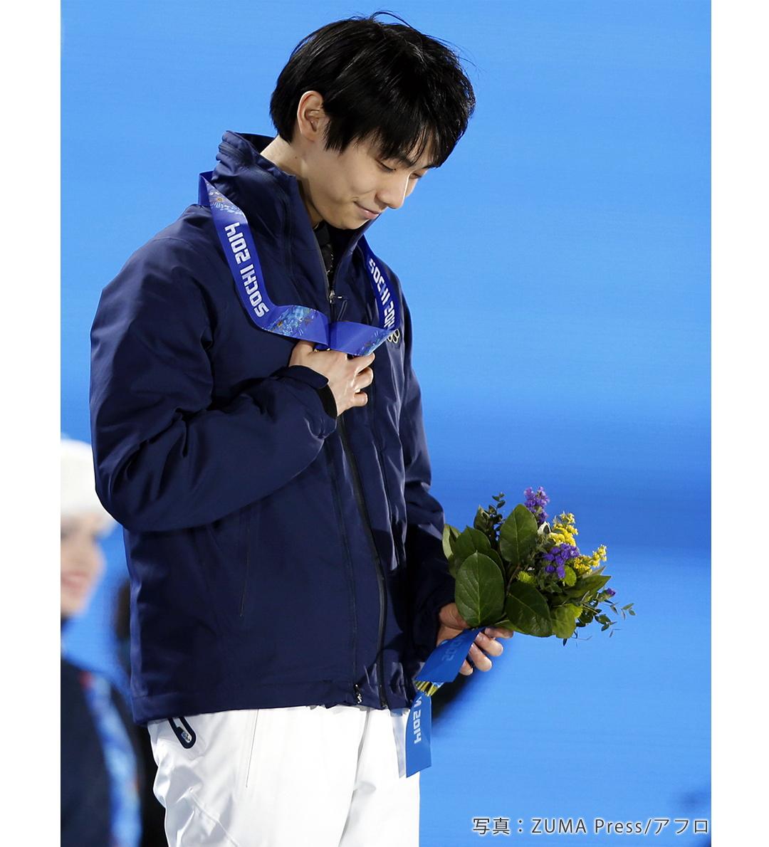 支えてくれた人たちへ感謝するかのように、愛しそうに金メダルを握りしめる羽生結弦選手。