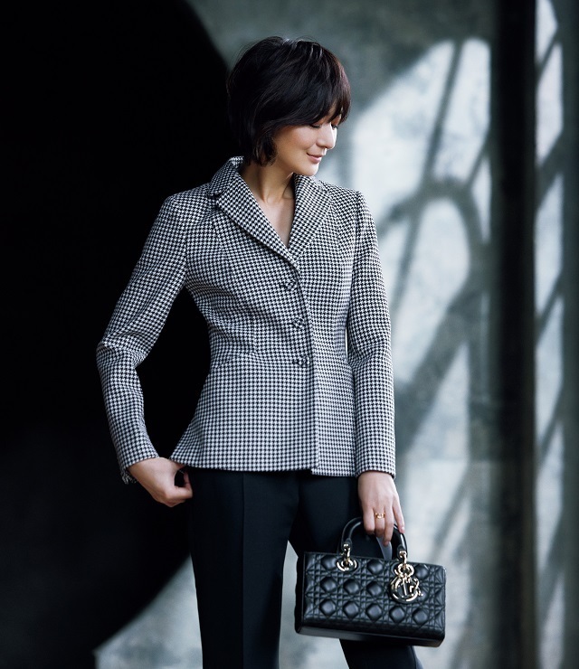 【富岡佳子 DIOR「バー」ジャケットをまとって】細部まで美しい千鳥格子柄のジャケット