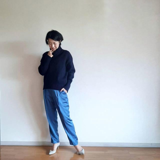 uncraveのブルーサテンパンツ