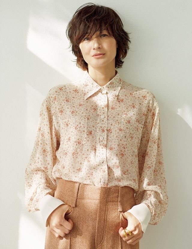富岡佳子 大人の「花柄ブラウス」の着こなし方