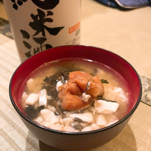〆のアジ茶漬け。魚の旨みたっぷりの出汁と、ちょっと多めの梅干しの酸味で、酔いが癒される~。