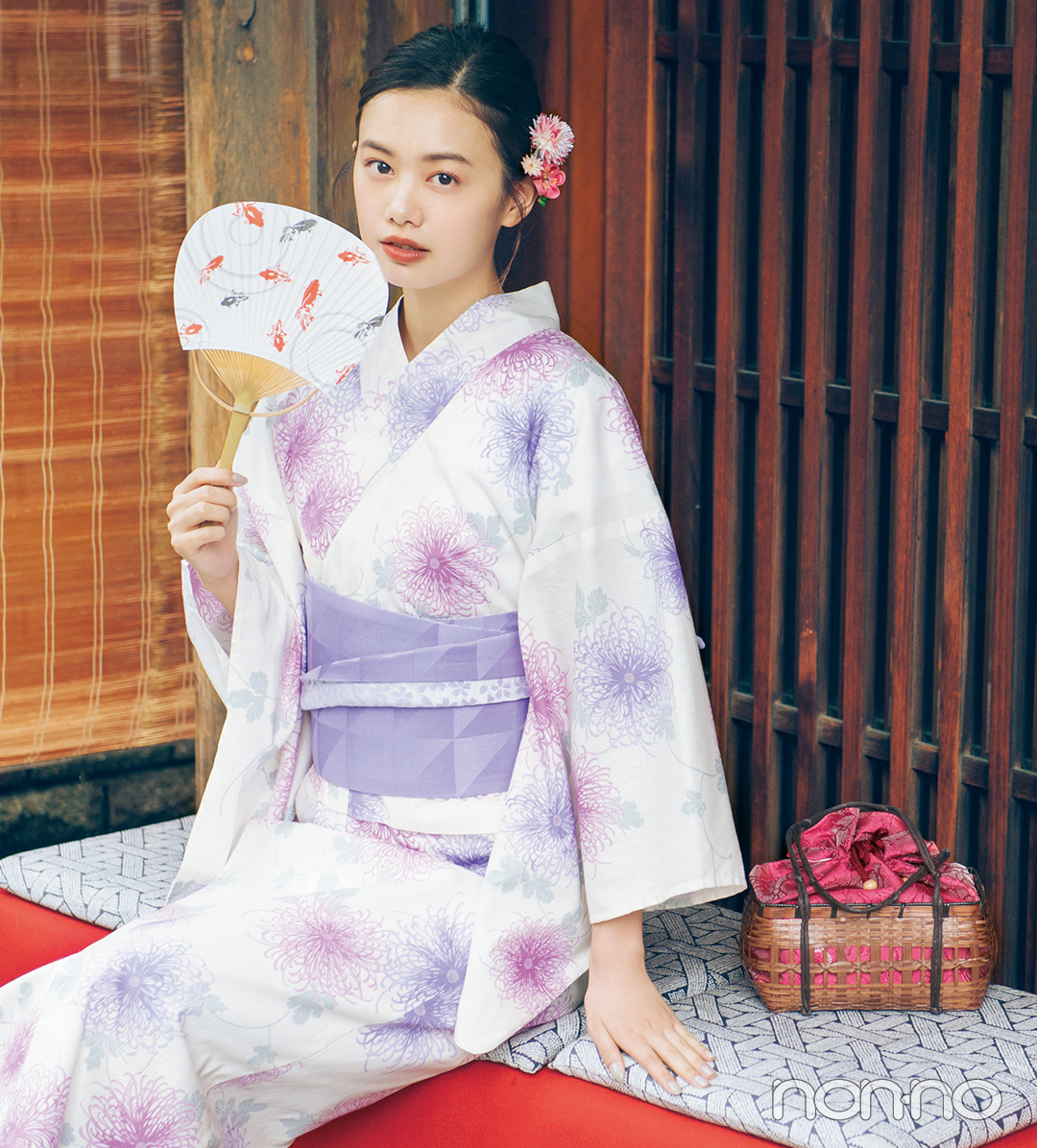 涼しげな白地に繊細な花、 可憐な魅力を振りまいて♡
