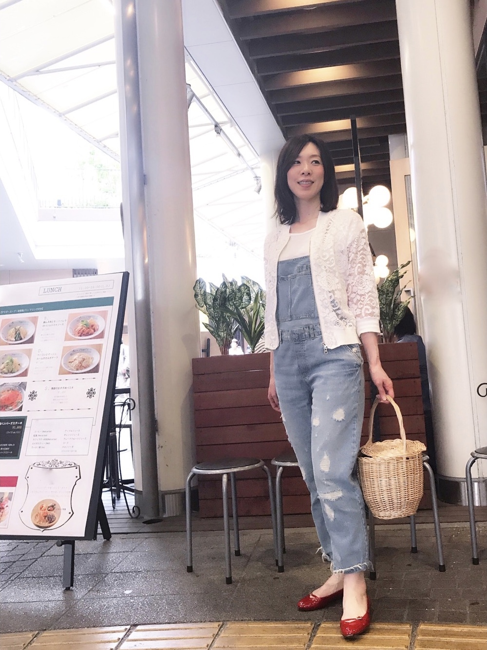 大人のサロペットスタイル。ご近所ランチはレースとカゴBAGでキレイめに!_1_1