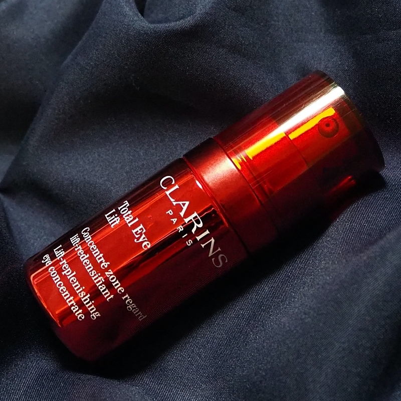 CLARINSのトータルアイインテンス