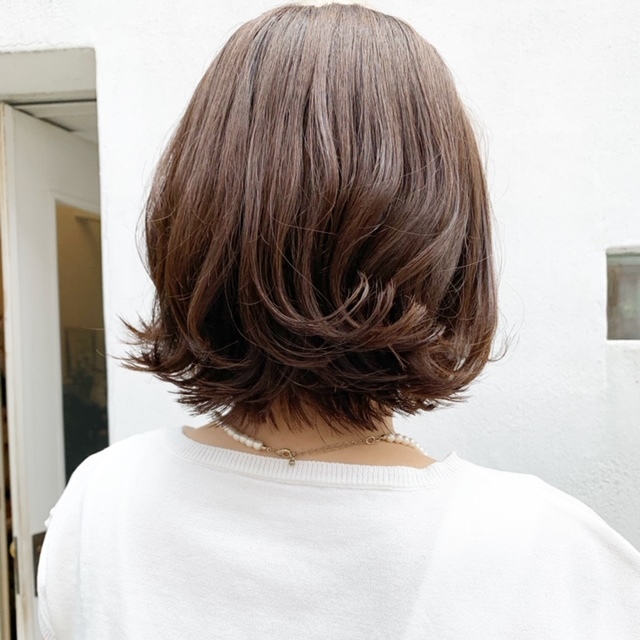 毛先のみ「段」を入れ、軽さと動きを出しています。くせ毛も活かします!