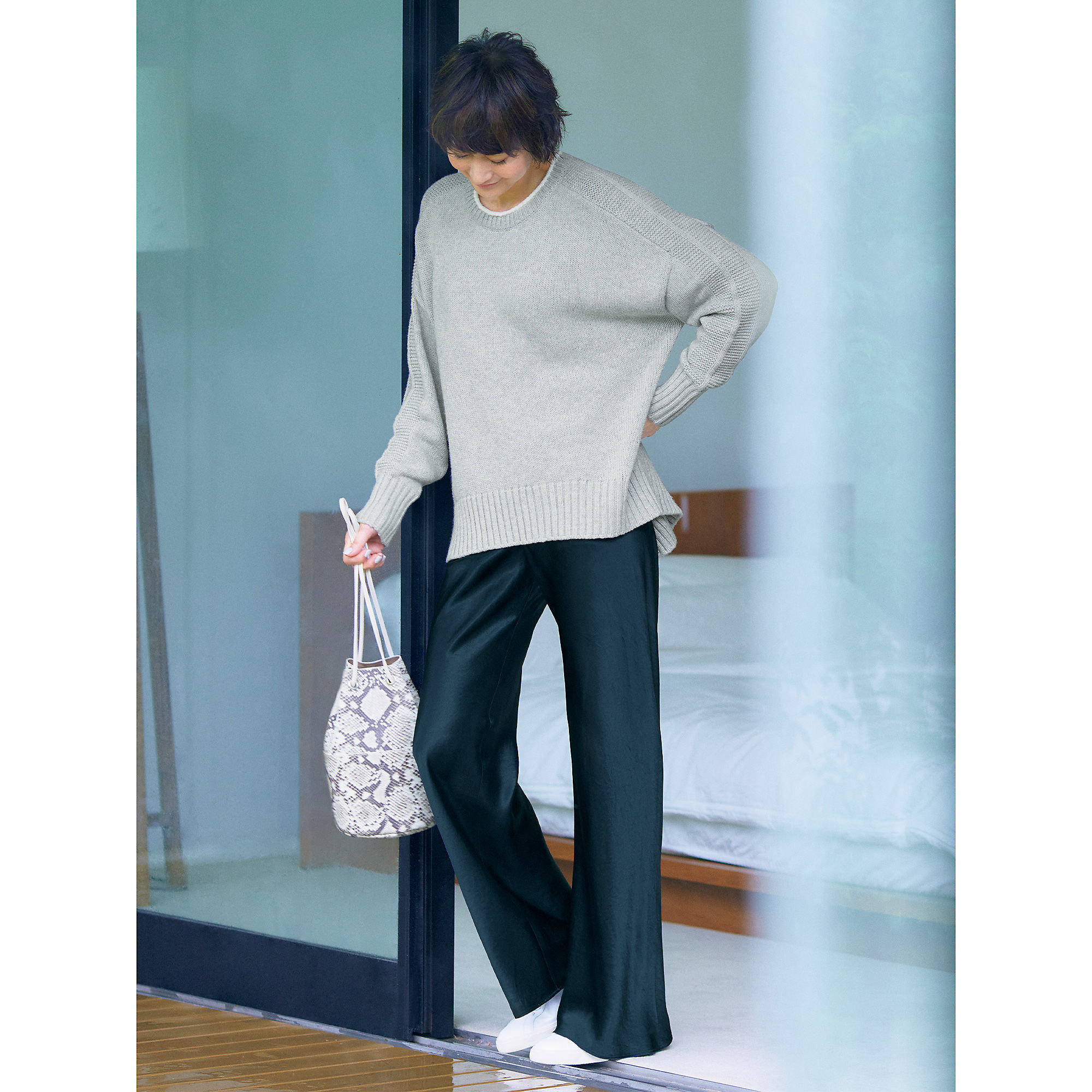 「E by éclat」切替クルーネックニット、艶ストレートパンツ