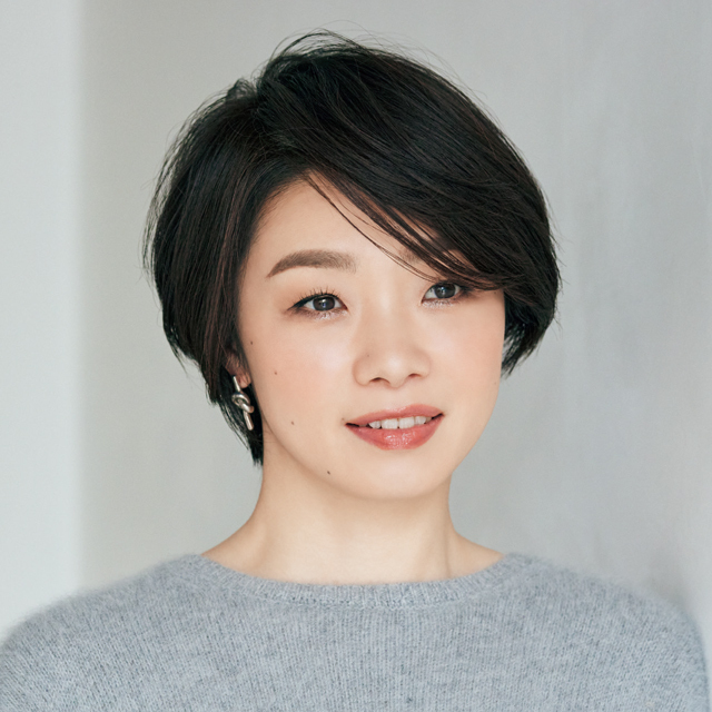 深め前髪をサイドに流しやすく 立体感のあるショートカットを演出 50代髪型 ヘアスタイル Web Eclat 50代女性のためのファッション ビューティ ライフスタイル最新情報