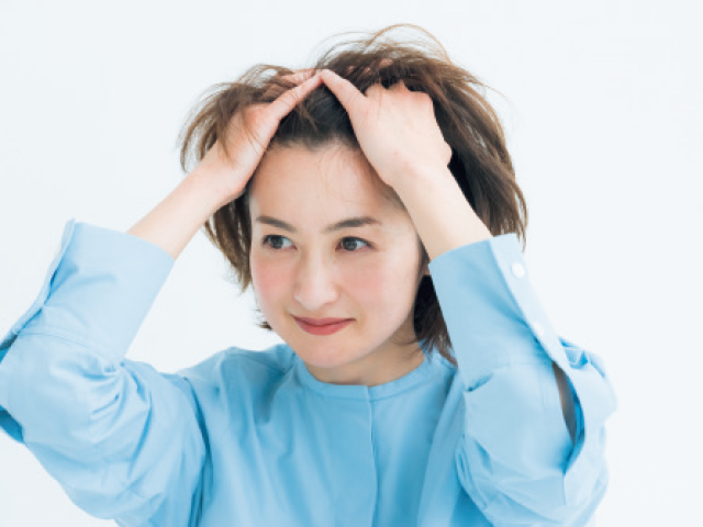 ヘアジェルを髪全体へ広げる