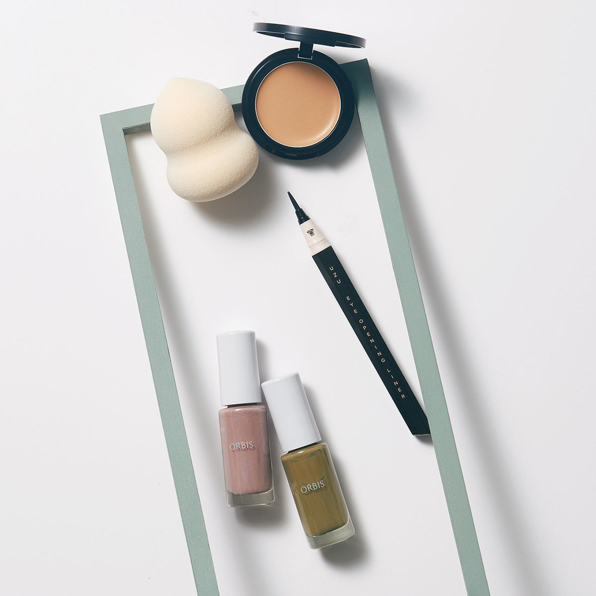 エトヴォス クリーミィタップミネラル ファンデーション ミニ(パフつき)、UZU BY FLOWFUSHI UZU EYE OPENING LINER 7SHADES OF BLACK メタリックブラック、オルビス ネイルポリッシュ (左から)ドライローズ・セージグリーン