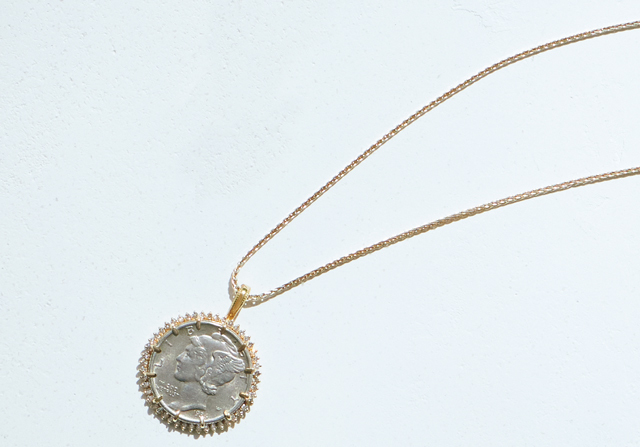 チャーム¥151,000(アガット・アンドメモリア)・チェーンネックレス¥29,000(アガット)/以上アガット