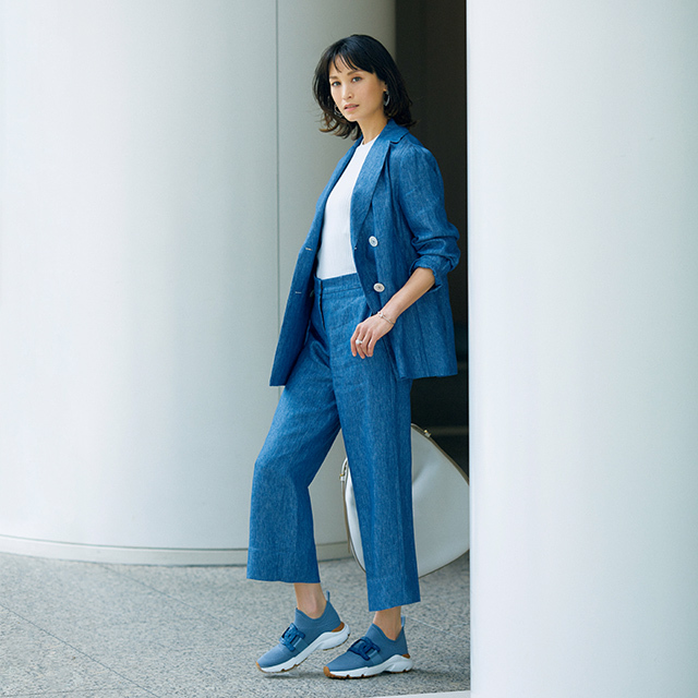 夏らしいブルーのパンツスーツにトッズのスニーカーを合わせて Web Eclat 50代女性のためのファッション ビューティ ライフスタイル最新情報