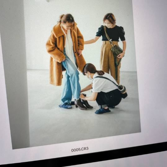 「コート」テーマに登場してくれたのは竹下玲奈さん。着用しているのはCLANEのボアコートです。今っぽいもこもことした素材感がシンプルなデニムにとても映えていました!