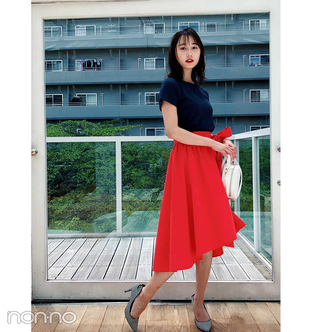 鈴木友菜が着るネイビーTのマンネリ打破する華やかコーデ【毎日コーデ】_1_1