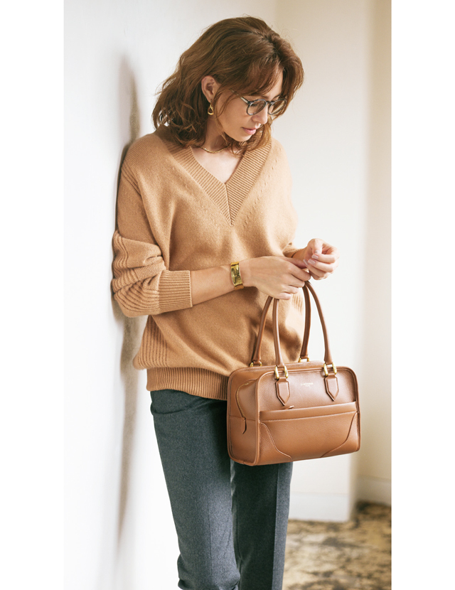 大人の辛口ベージュコーデ こっくりキャメルのvネックニット グレーのスラックスでハンサムコーデ Web Eclat 50代女性のためのファッション ビューティ ライフスタイル最新情報