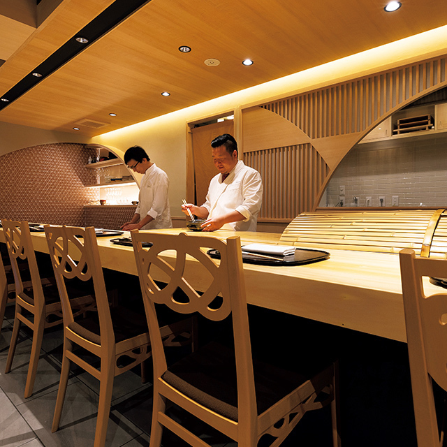 京都駅徒歩5分ほどのところにある和食レストラン「京都 いと」の和食料理人 大河原さん(右)とシェフの髙橋さん(左)