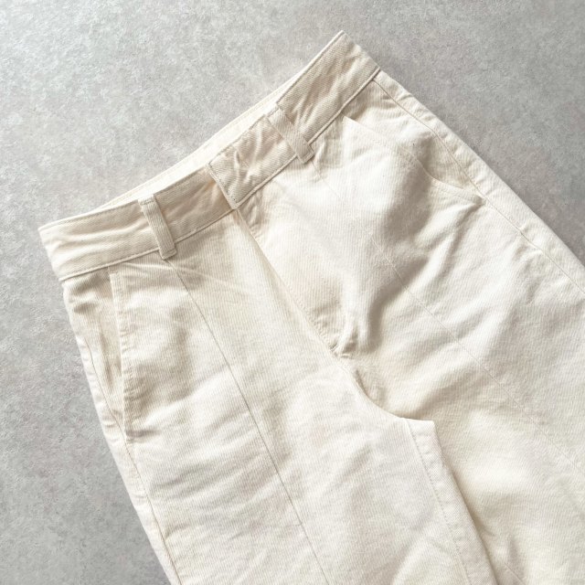 GU センタープレスストレートジーンズ 2,490円 + 税 NATURAL