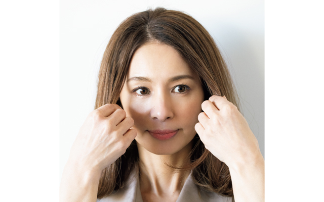 手に残っているオイルを顔まわりと表面の髪にもなじませる。