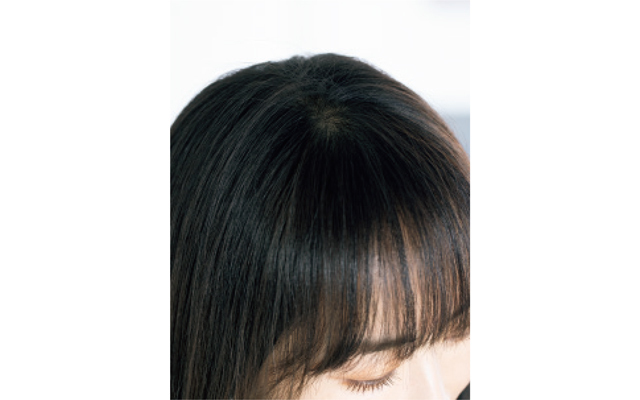 細かいジグザグだと、まっすぐ分けているように見えつつ、分け目が薄くぼかされて自然!