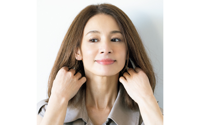オイルを2プッシュとり、襟足の内側に手ぐしを入れて、根元をつぶしながら毛先へなじませる。