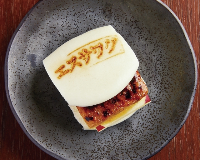 フルーツを使ったタルトなど、パティシエによる焼き菓子も。写真は河内晩 柑のタルト¥500(1カット)