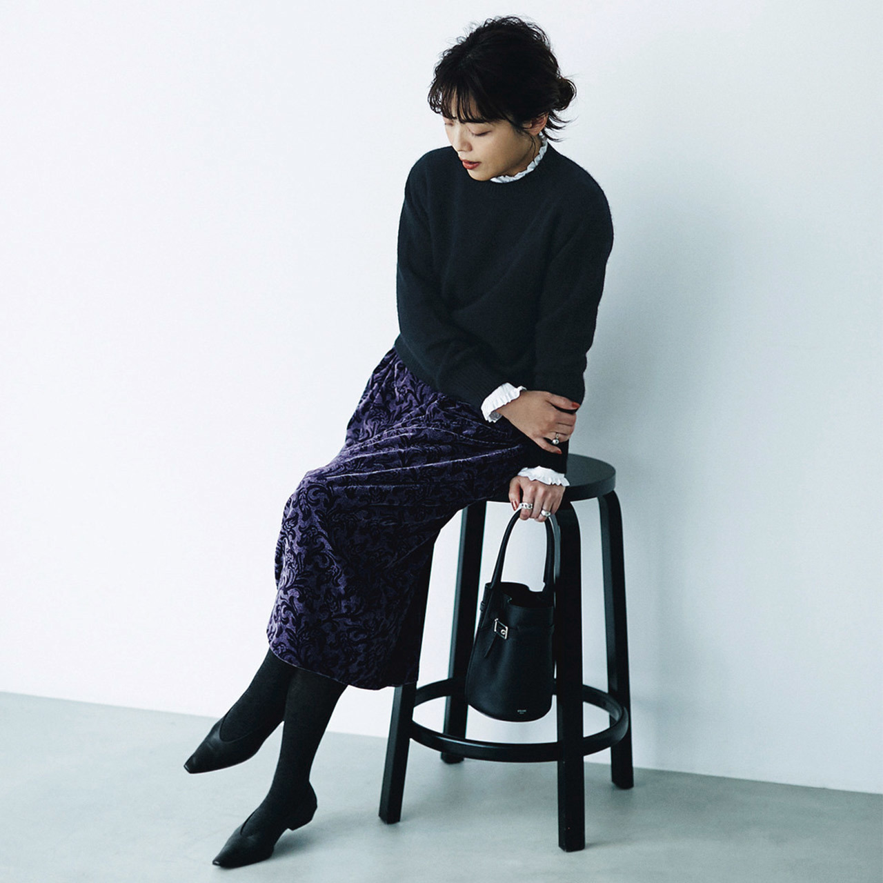 ESTNATIONのフリルブラウスとBOTTEGA VENETAの甲深シューズを着用