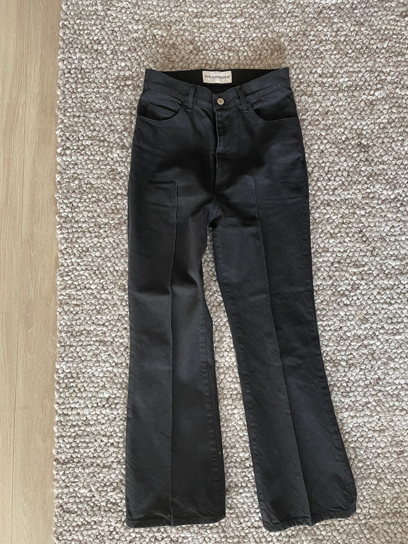 私のハイライズブーツカットデニム。上品な黒で、ジャケットなどときれいめの着こなしにも合わせやすいです! ちょっと押し出しの利くデニム、という感じ。
