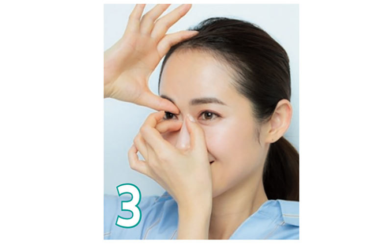 3目まわりの骨を押さえ鼻筋を引っぱる