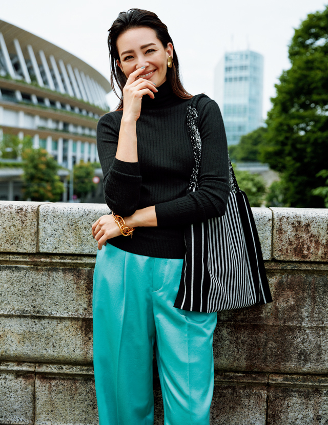 鉄板のニット×パンツ 村山佳世子さんコーデ