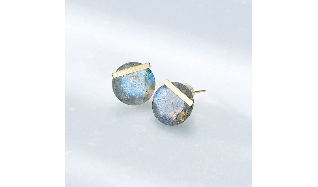 ピアス(K18YG×ラブラドライト)¥46,200/モナカ ジュエリー