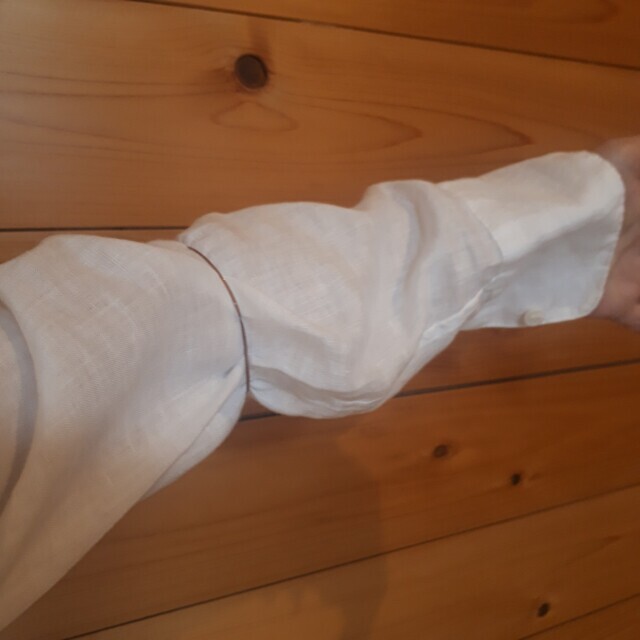 ①肘の手前あたりにゴムを仕込みます。