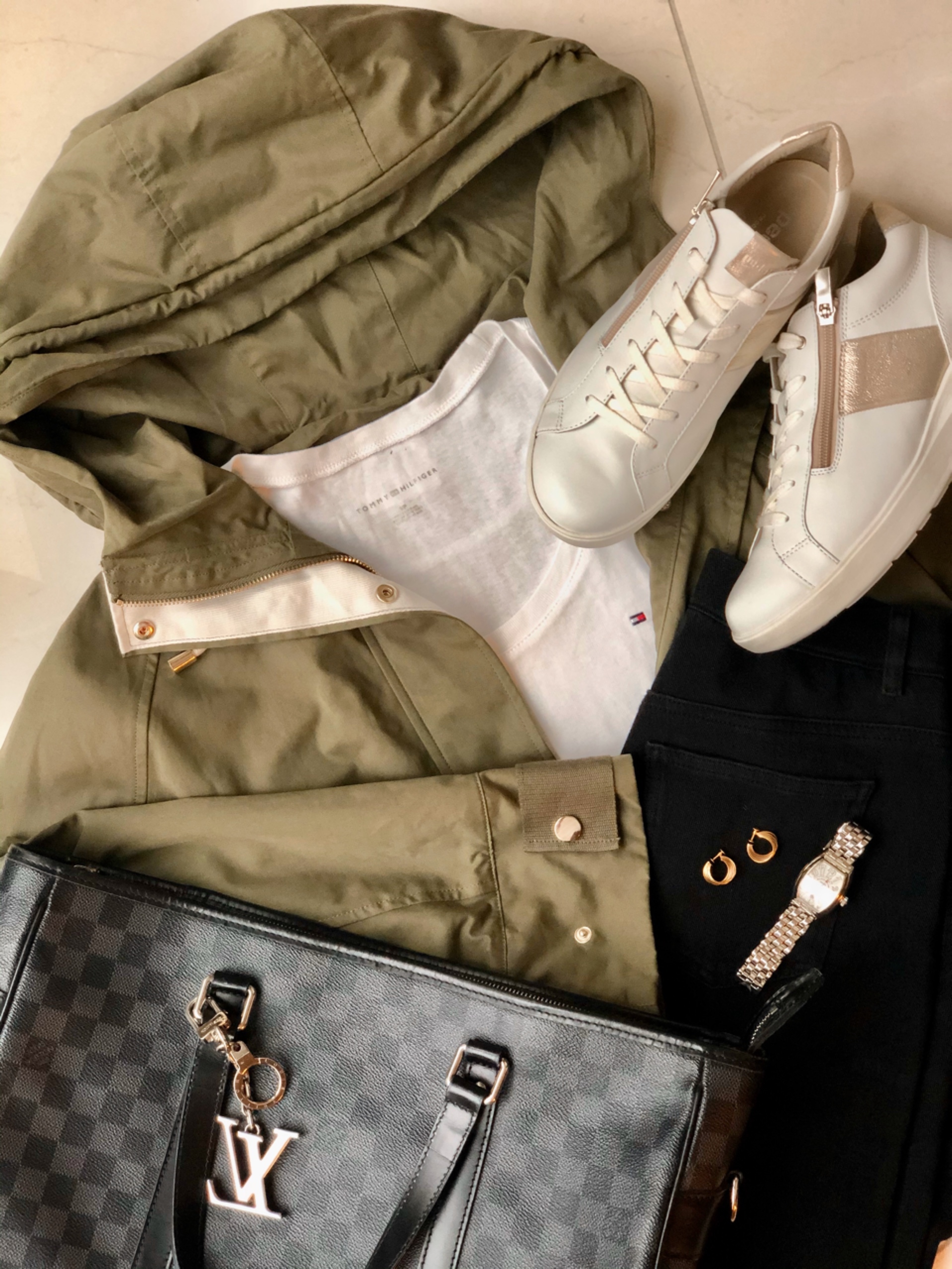tops : tommyhilfiger bottom : UNIQLO
outer : ZARA shoes : asics pedala
bag : LOUIS VUITTON