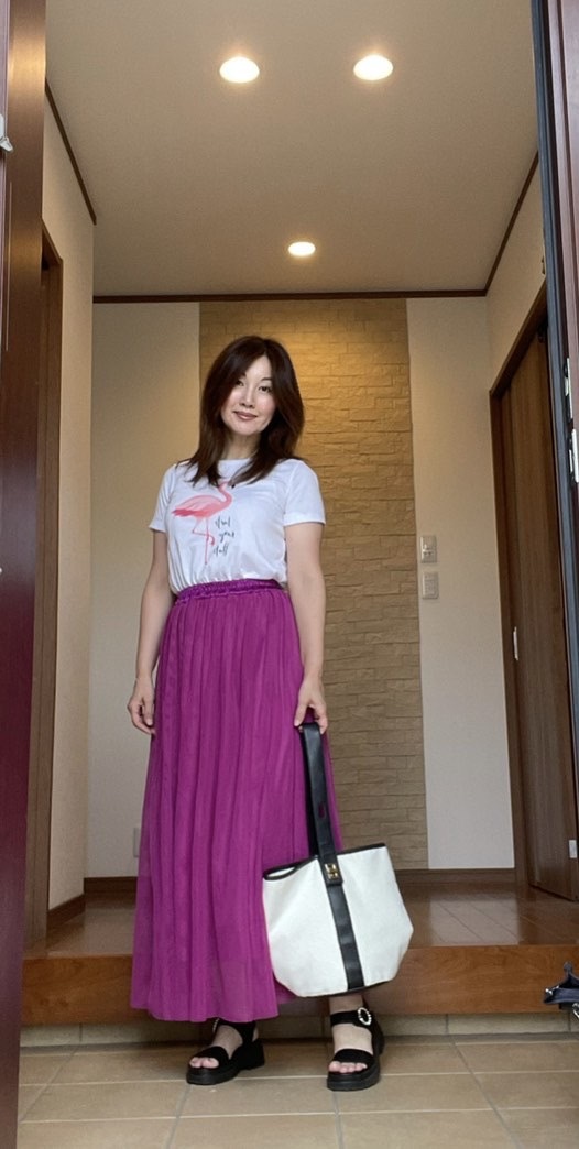 玄関女性 正面 白Tシャツにパープルのマキシスカート
