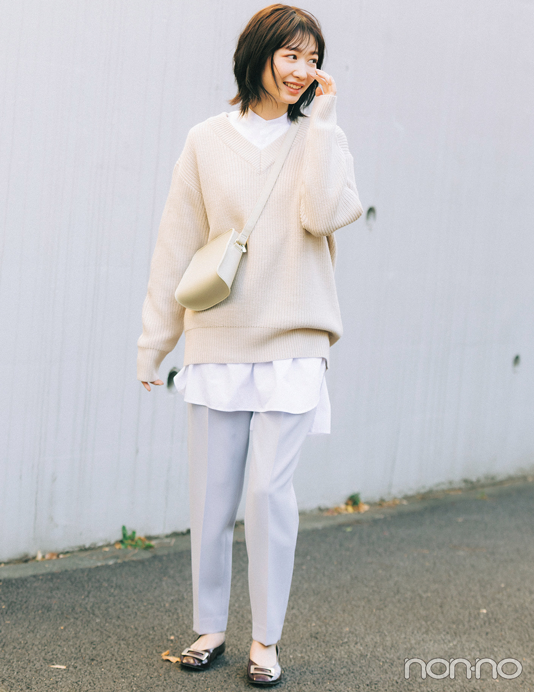 ゆるニットとシャツのレイヤードであいまい配色にメリハリを 毎日コーデ Non No Web ファッション 美容 モデル情報を毎日お届け