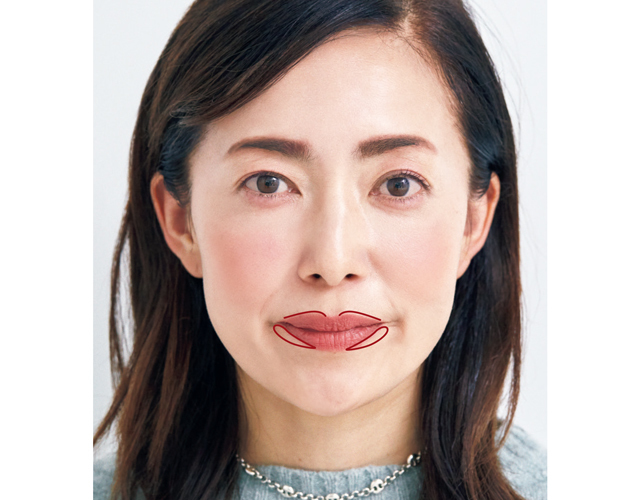 下唇の下にハイライトを入れ、上唇にボリュームを出し、下がった口角を上向きに。