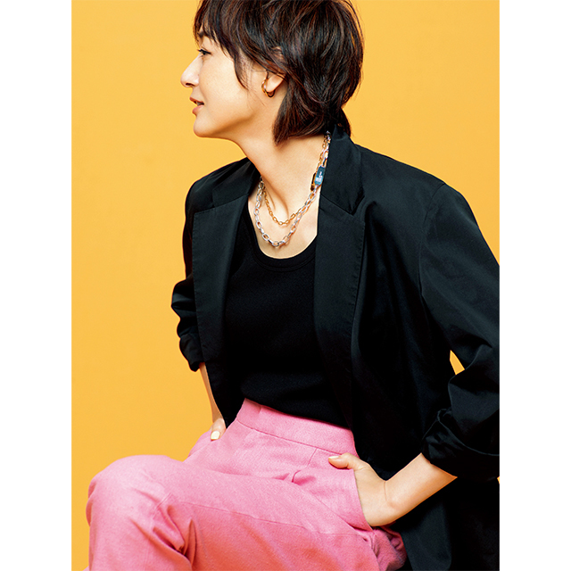 軽くて大ぶりな チェーンネックレス で首まわりに大人の遊び心を 富岡佳子の春いちばんに着たい服 Web Eclat 50代女性のための ファッション ビューティ ライフスタイル最新情報