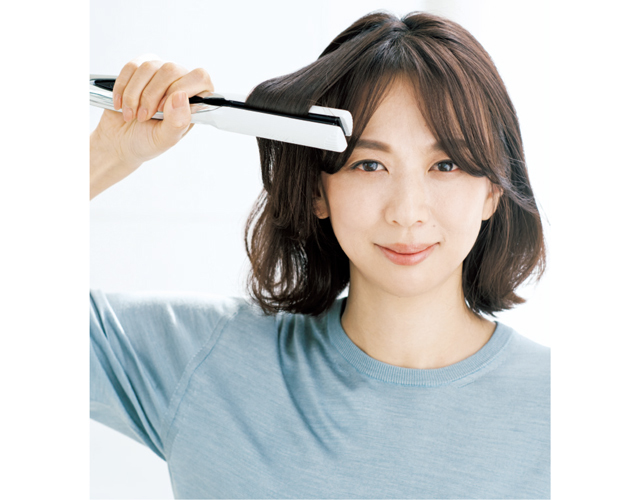 顔まわりの毛束を前向きにはさむ