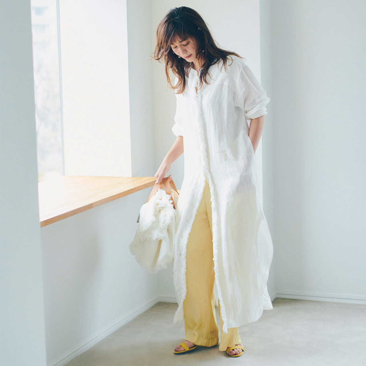 白のロングシャツ×レモンイエローのパンツコーデ