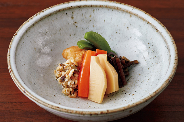旬の野菜を優しく味つけした「田舎風煮物」。その滋味深 さは、『由布院 玉の湯』の料理の真骨頂