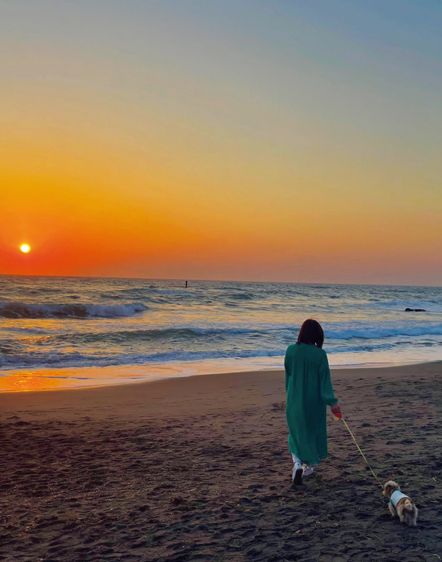 朝日と夕焼けを見る海岸の散歩が楽しみ。海と空の表情を見ているだけで、元気になるそう