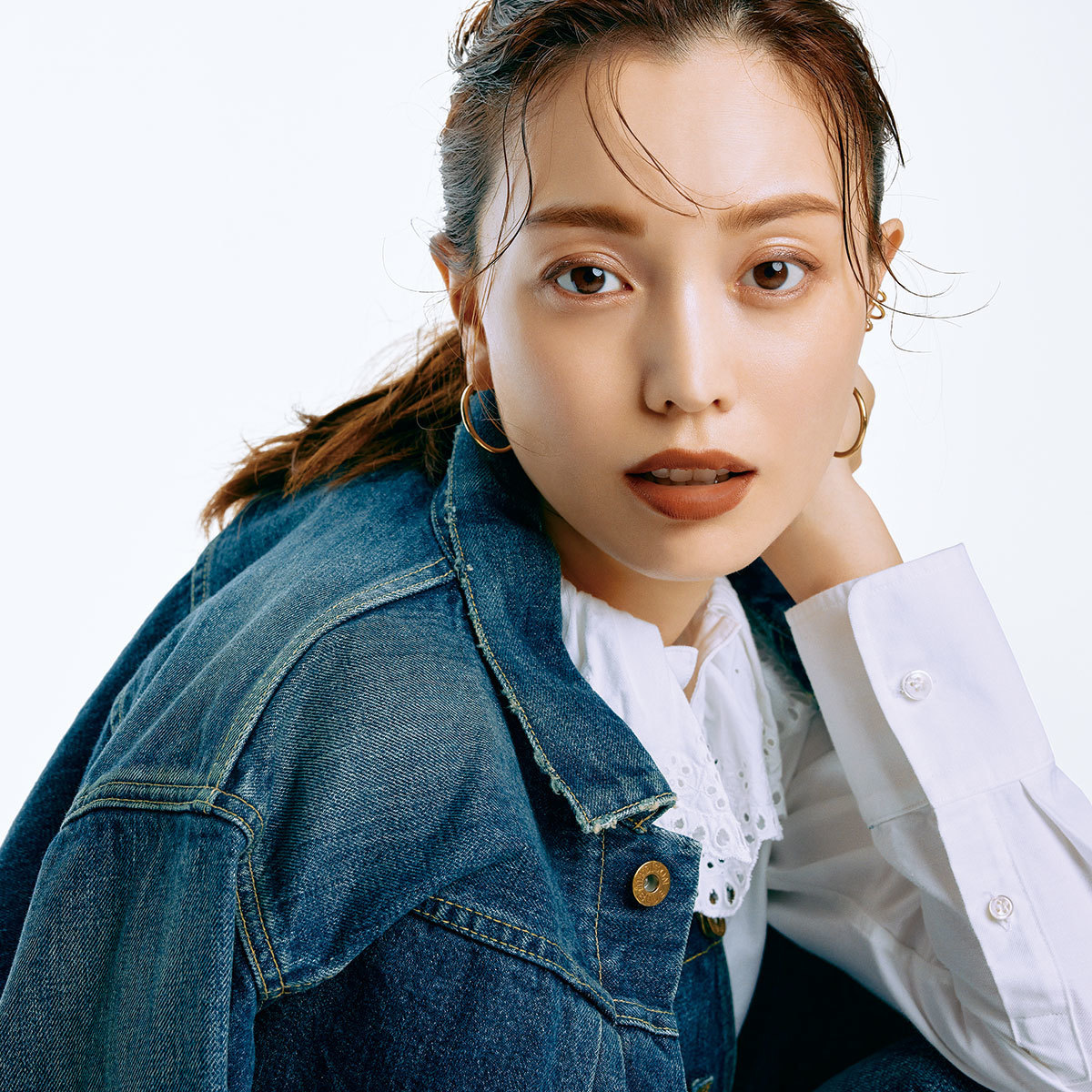 マットリップを使ったメイクをした蛯原友里さん