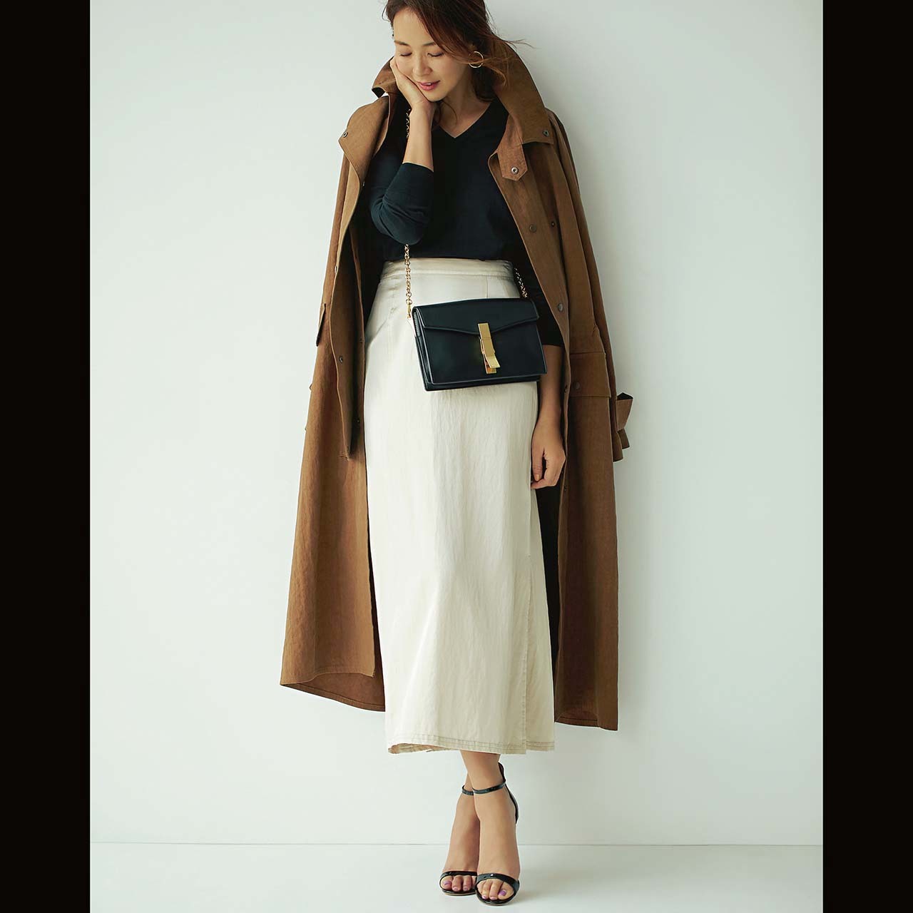 ロングコート×ツヤスカートコーデを着たモデルのSHIHOさん
