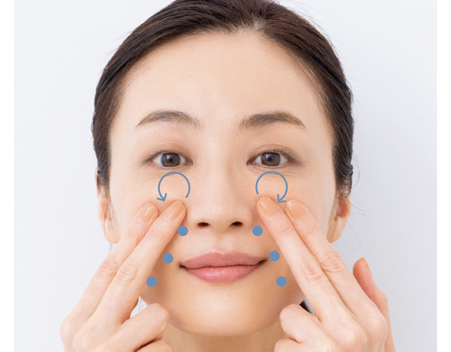 小鼻の横、シワのつけ根に人さし指と中指を当て、ゆっくりほぐす。