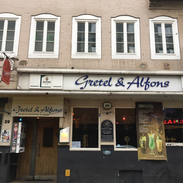 ビートルズが通った飲み屋さん。ツケで飲んでいたそうで、ポール・マッカートニーが1989年にワールドツアーでハンブルグを訪れた際、ここに立ち寄り、未払いだったメンバー全員分の飲み代をチップ付きで支払っていったというお話。