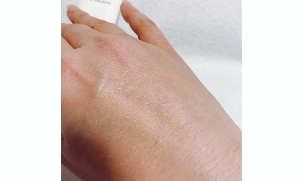 なじませると白浮きせず、つややかな素肌感