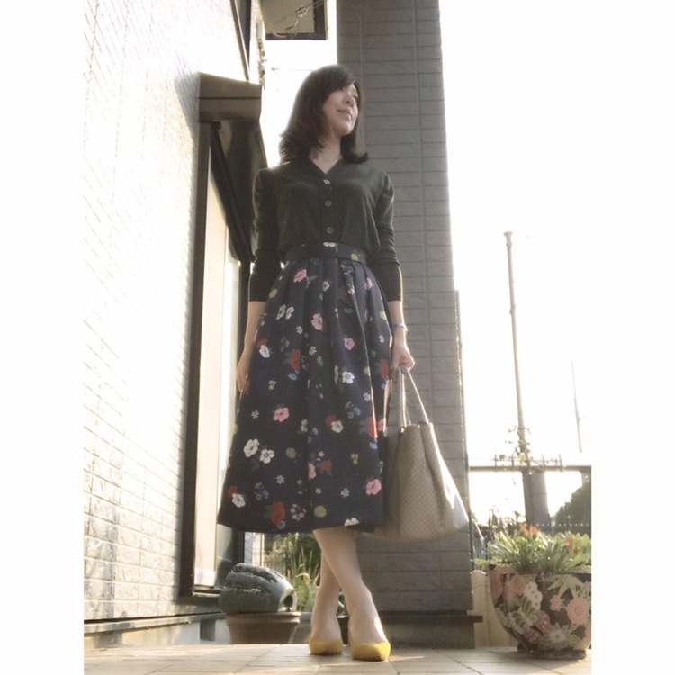 リアル通勤コーデ。暑いの寒いのどっちなの?な水曜日は花柄スカートで華やかさをプラス!_1_1