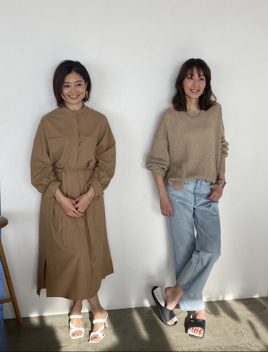 誌面ではひざ上のショットでしたが、実は全身はこんなふう! 磯部さんの足元は黒のおしゃれサンダル・・かと思いきや、そこにはさまっている白い物体はホッカイロ! 撮影当時は2月。まだまだ寒かった頃でした。