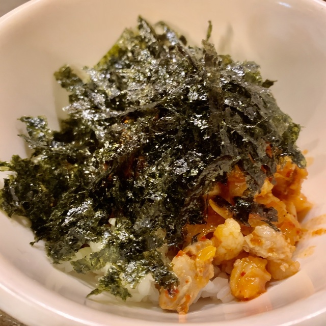 こうやってご飯にかけてから大胆に混ぜます!