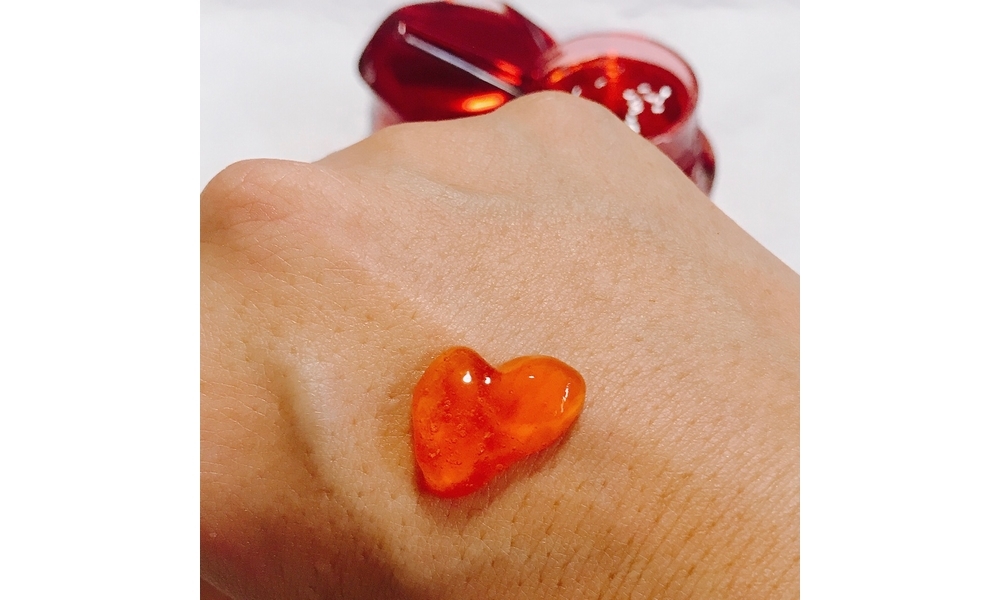 アスタリフトのジェリーアクアリスタ、手にのせてもプルプル。
